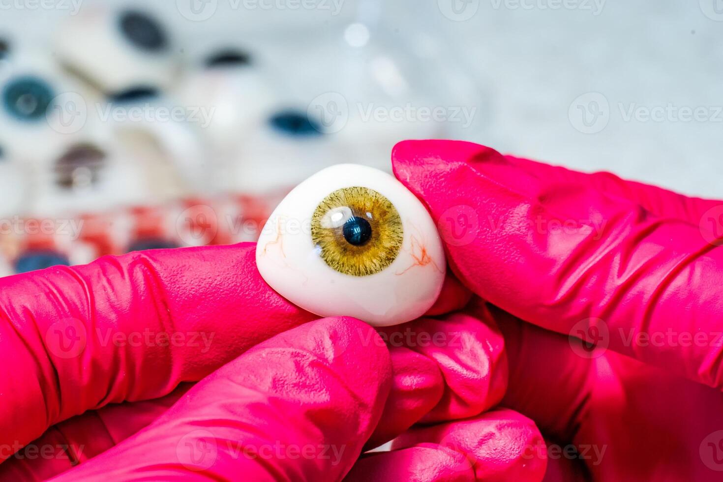 oculista o chirurgo detiene un occhio, bulbo oculare protesi nel mani. concetto foto per oculare protesi. chirurgico operazioni su occhi. avvicinamento.