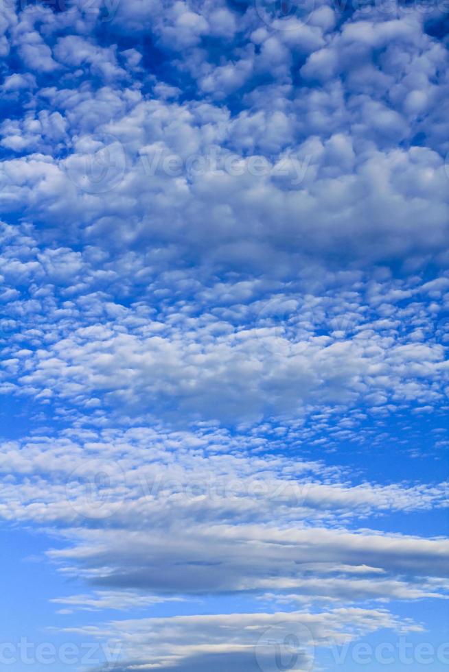 cielo blu con leggere nuvole di nebbia in norvegia. foto