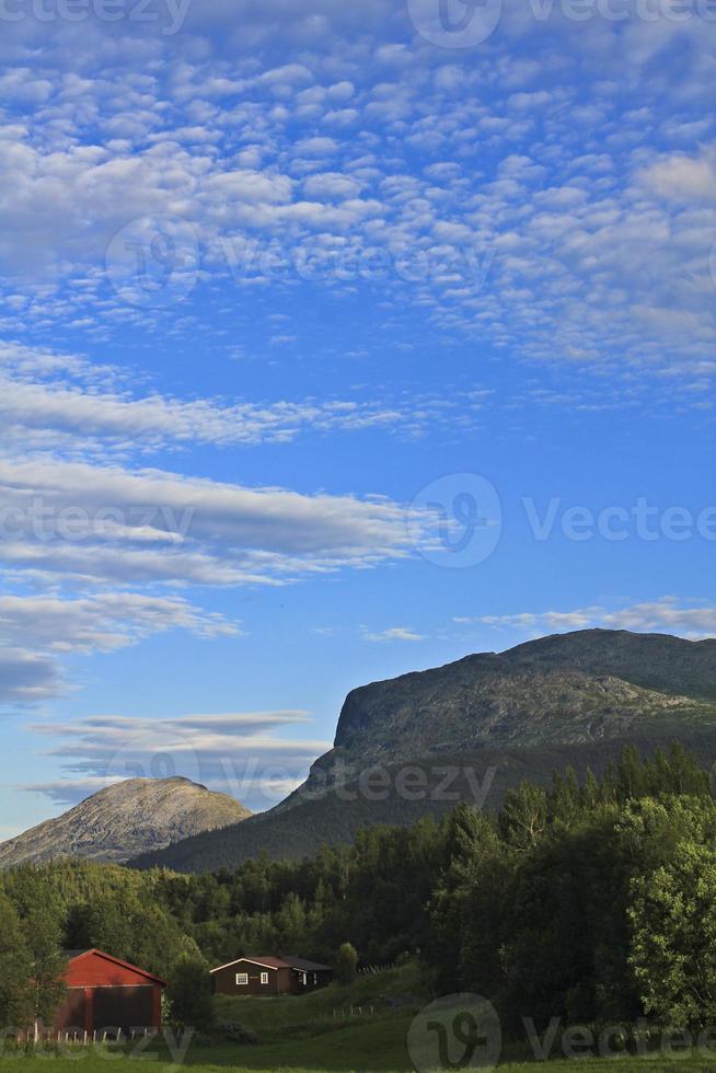 più bel paesaggio norvegese, fattoria rossa, hemsedal, buskerud, norvegia. foto