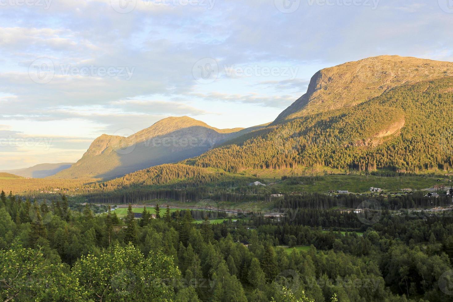 paesaggio spettacolare con montagne e valli, hemsedal, buskerud, norvegia. foto