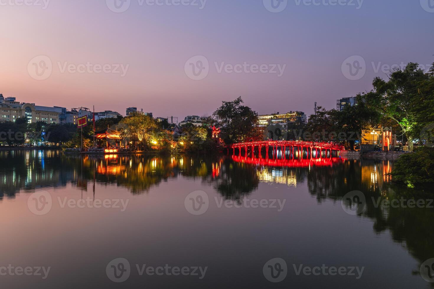 ngoc figlio tempio su un isolotto nel ciao kiem lago, hanoi, Vietnam. foto