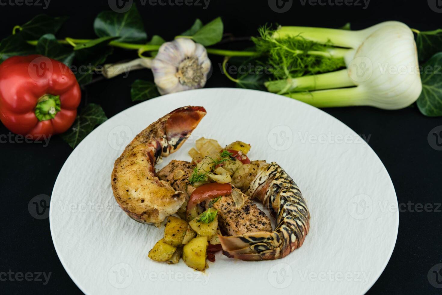 Surf e torba filetto bistecca e gamberi foto