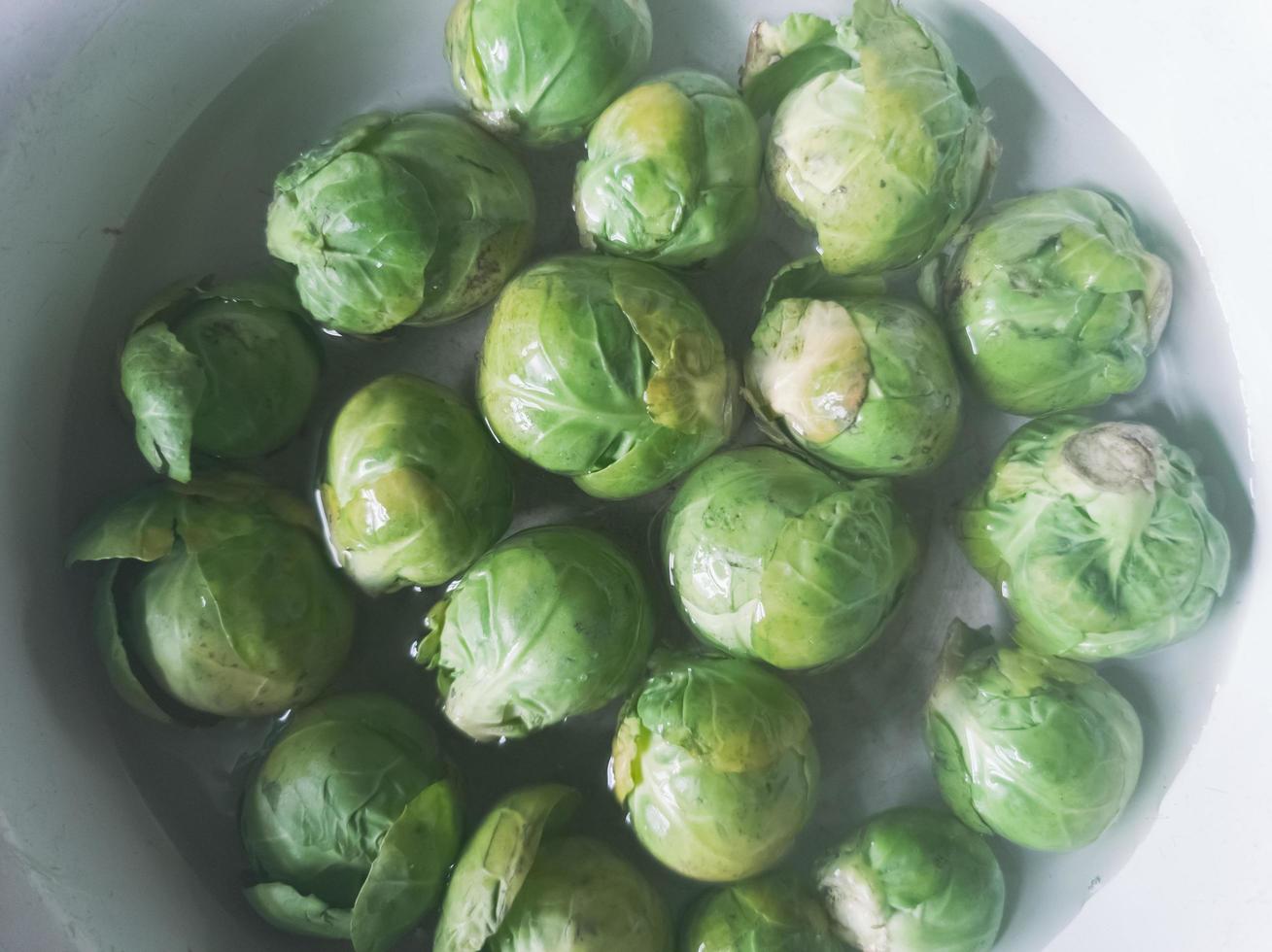 cavoletti di Bruxelles in una grande ciotola bianca. foto