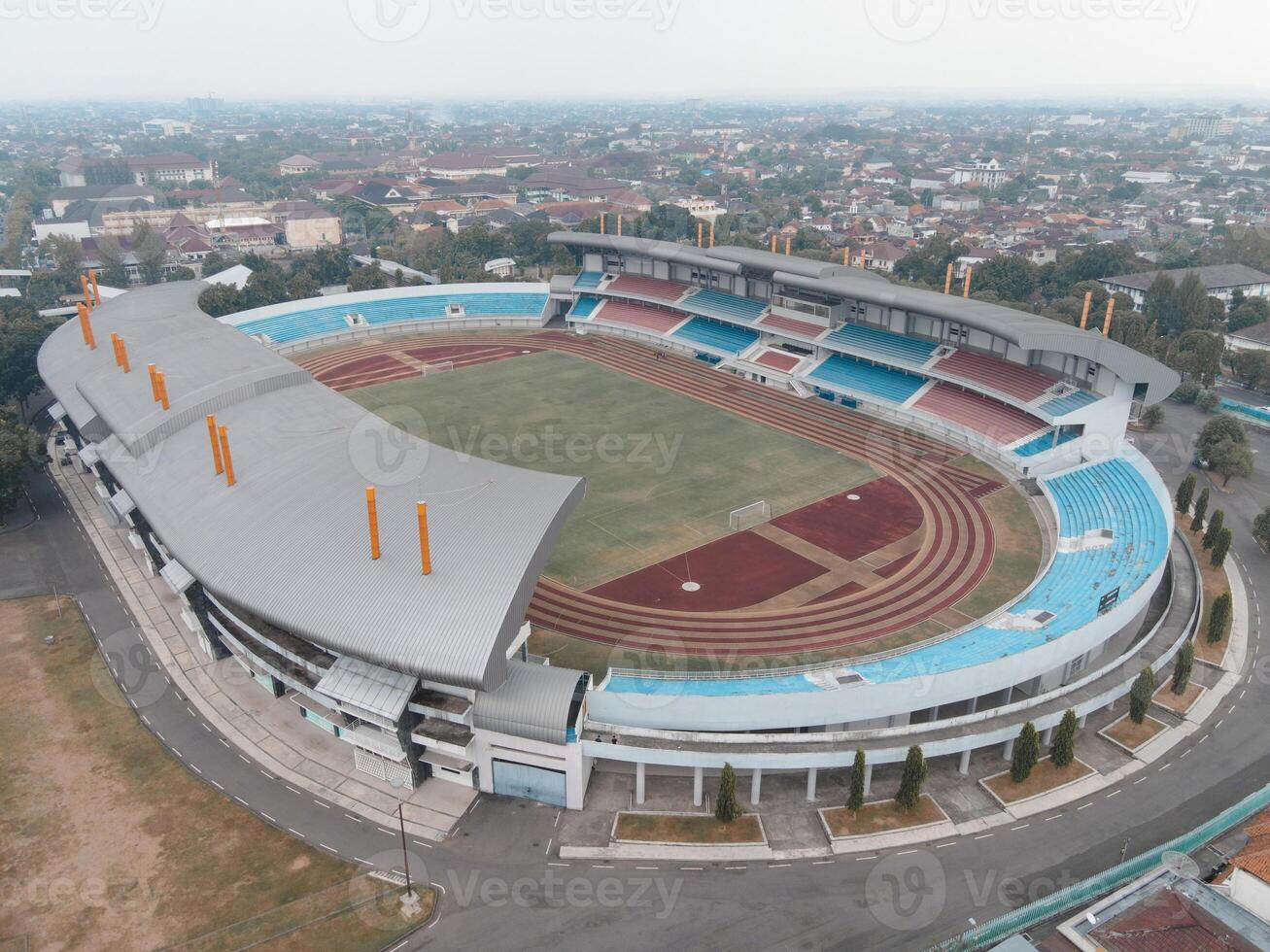 aereo Visualizza direttamente sopra kridosono stadio, casa stadio. foto