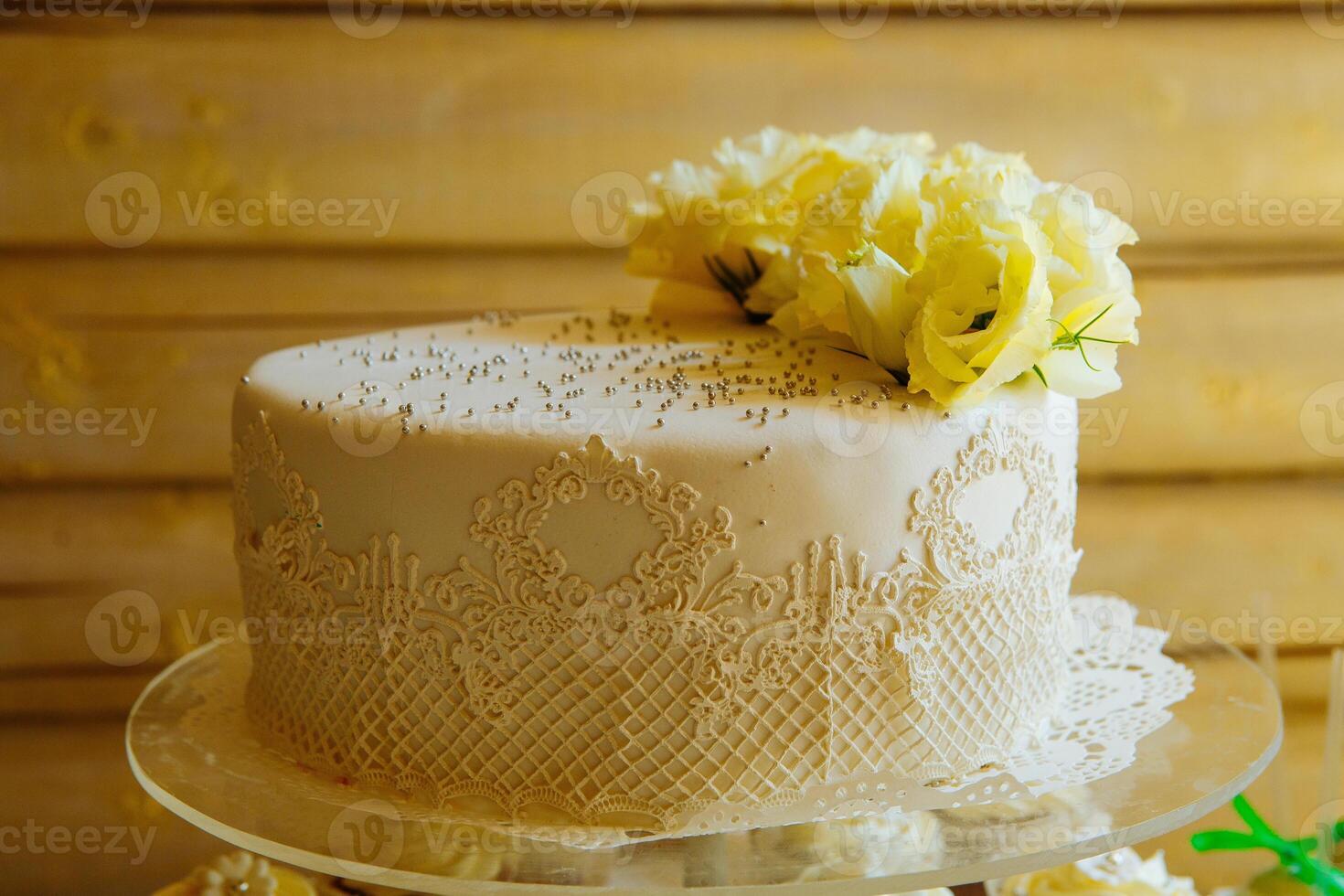 nozze torta su un' In piedi. nozze preparativi. nozze attributi foto