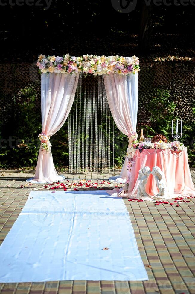 decorato tavolo per nozze torta con grigio tovaglia e candele foto