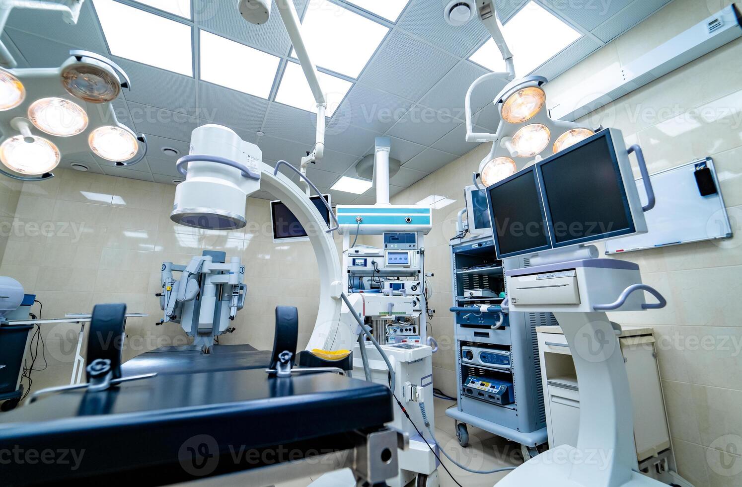 medico dispositivi, interno ospedale design concetto. interno di operativo camera nel moderno clinica, schermo con prove. avvicinamento foto