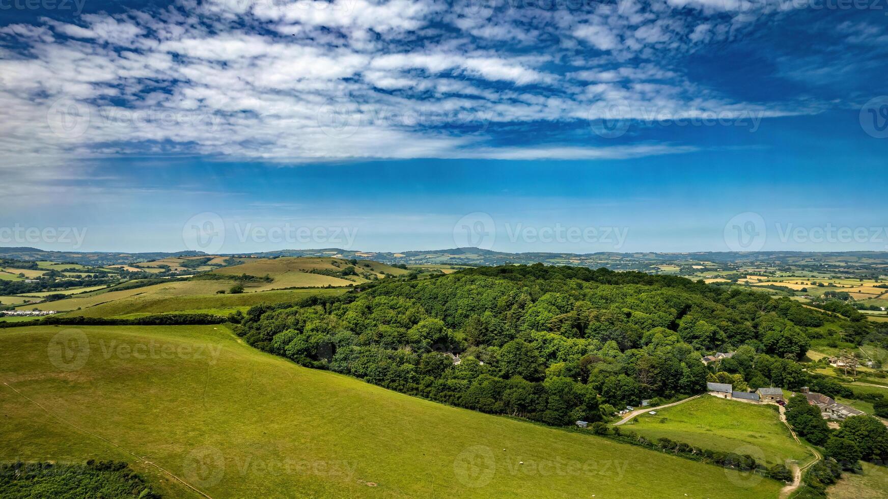 panoramico aereo Visualizza di lussureggiante verde campagna con rotolamento colline e blu cieli, Perfetto per sfondi o natura temi. foto