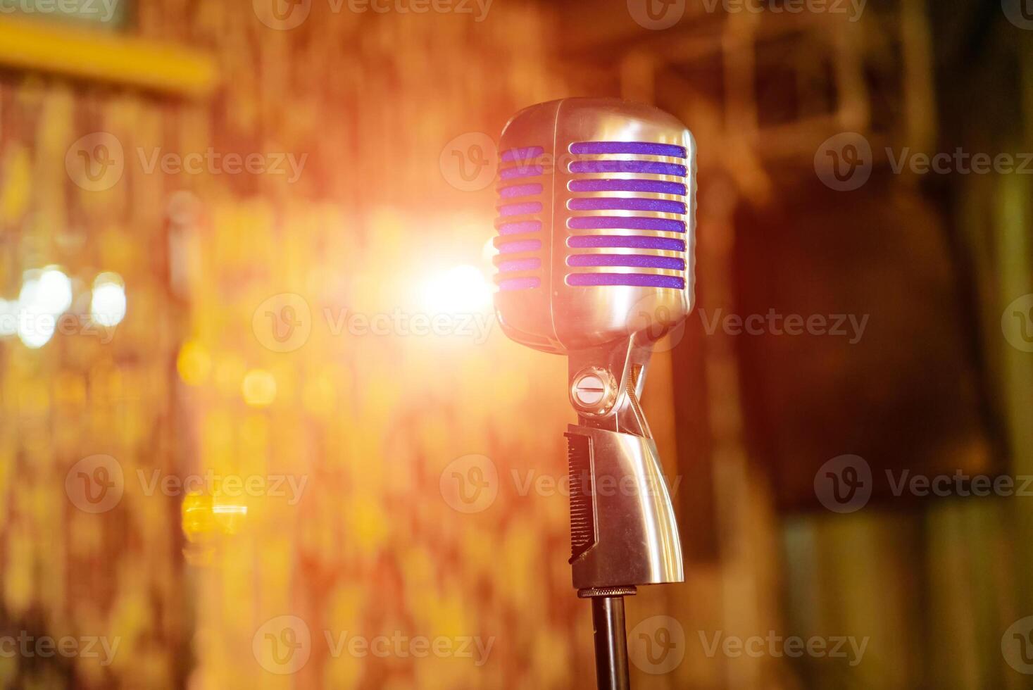 microfono nel concerto sala o conferenza camera su un' buio sfondo. avvicinamento foto