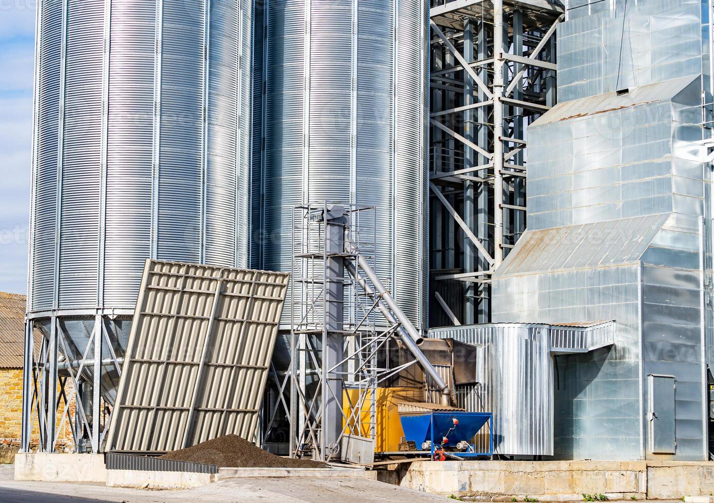 grande metallico fabbrica contenitori. grande moderno industriale botti. azienda agricola magazzino. foto