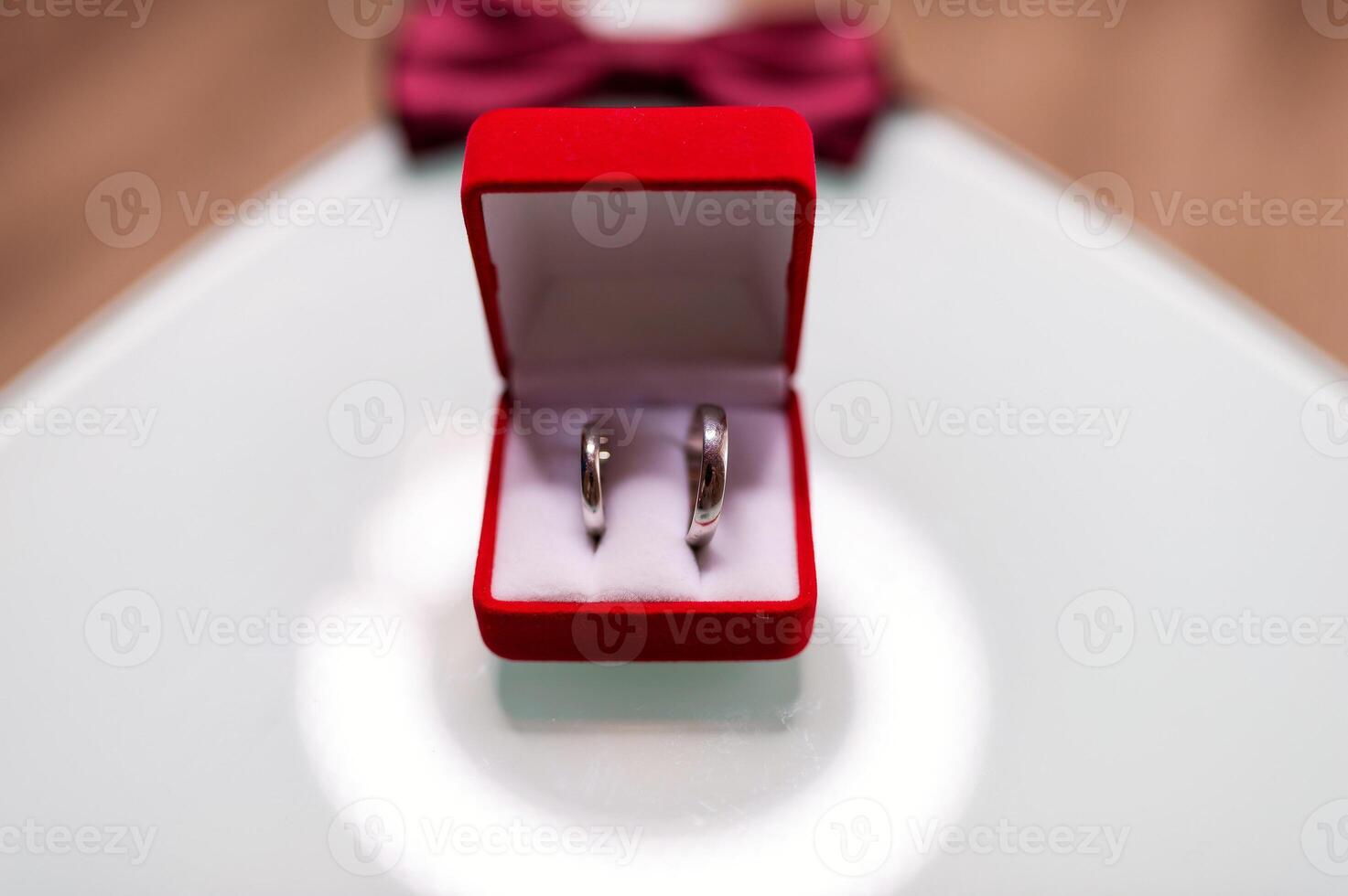 rosso scatola con Due d'oro nozze anelli su sfocato sfondo, grande giorno concetto. matrimonio, nozze. foto