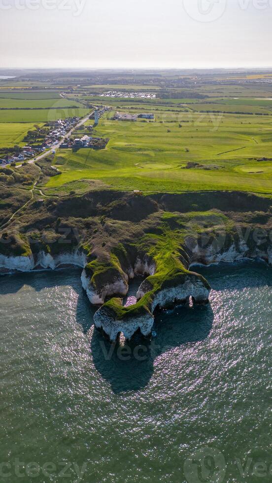 aereo Visualizza di un' lussureggiante verde costiero paesaggio con scogliere e mare nel Flamborough, Inghilterra foto