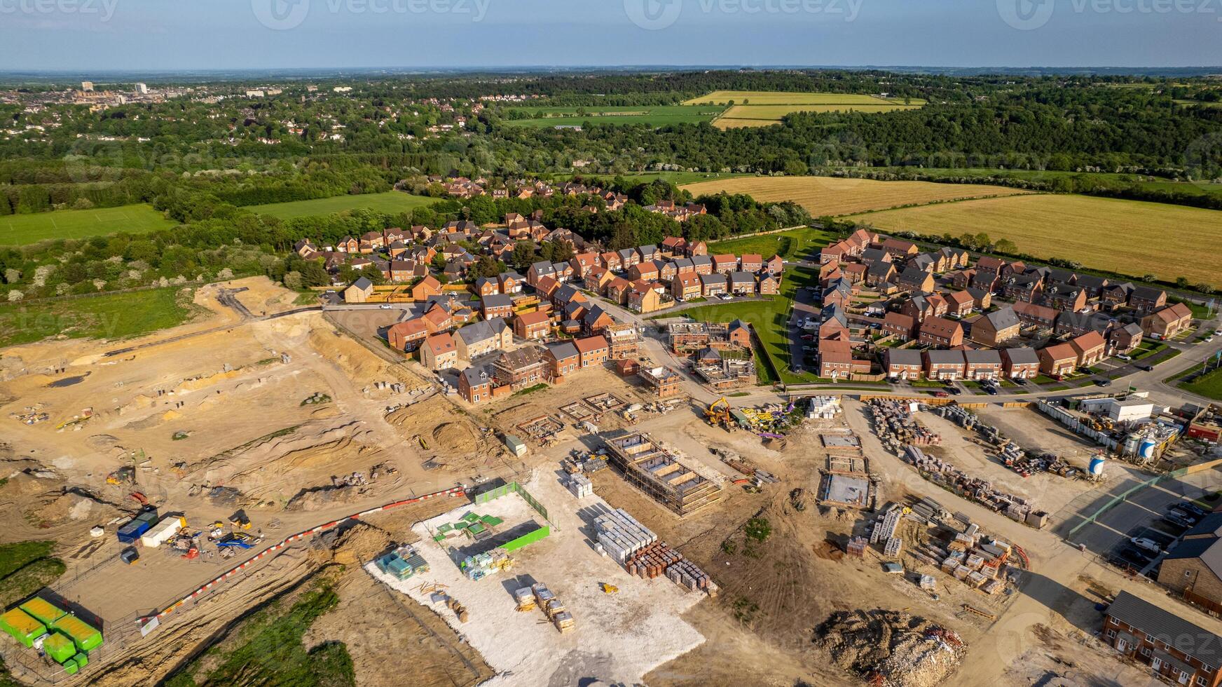 aereo Visualizza di un' Residenziale sviluppo sotto costruzione con case e infrastruttura essere costruito. foto