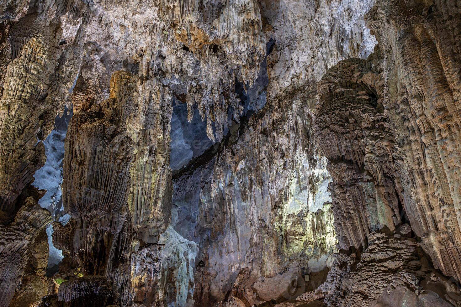 stalagmite e stalattite formazione nel il appendere figlio dong grotta nel Vietnam foto