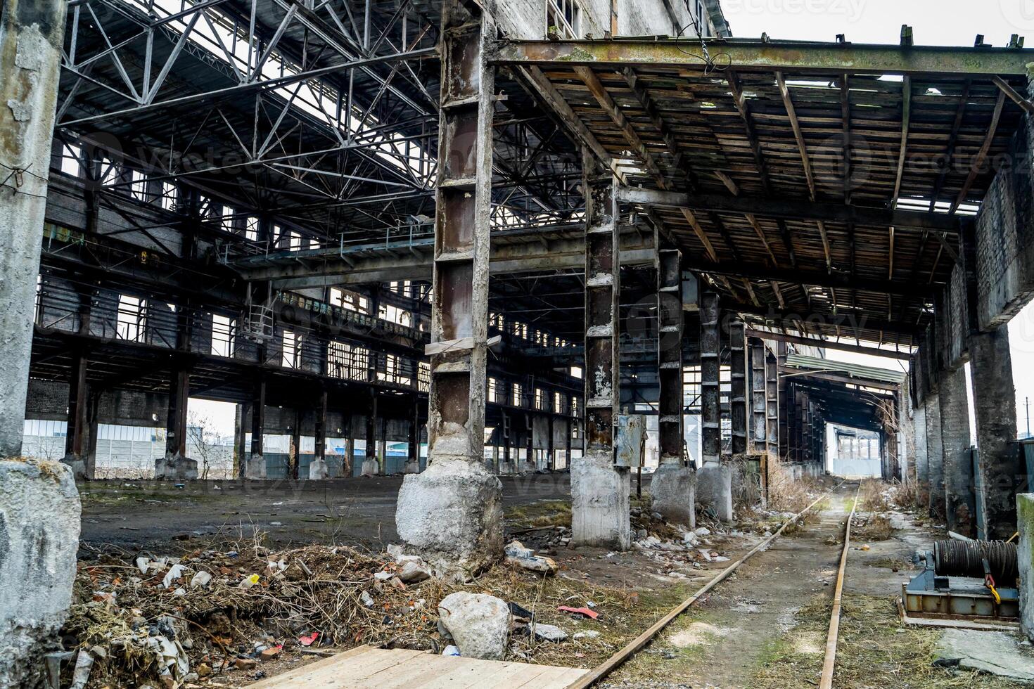 abbandonato industriale costruzione. rovine di un vecchio fabbrica foto