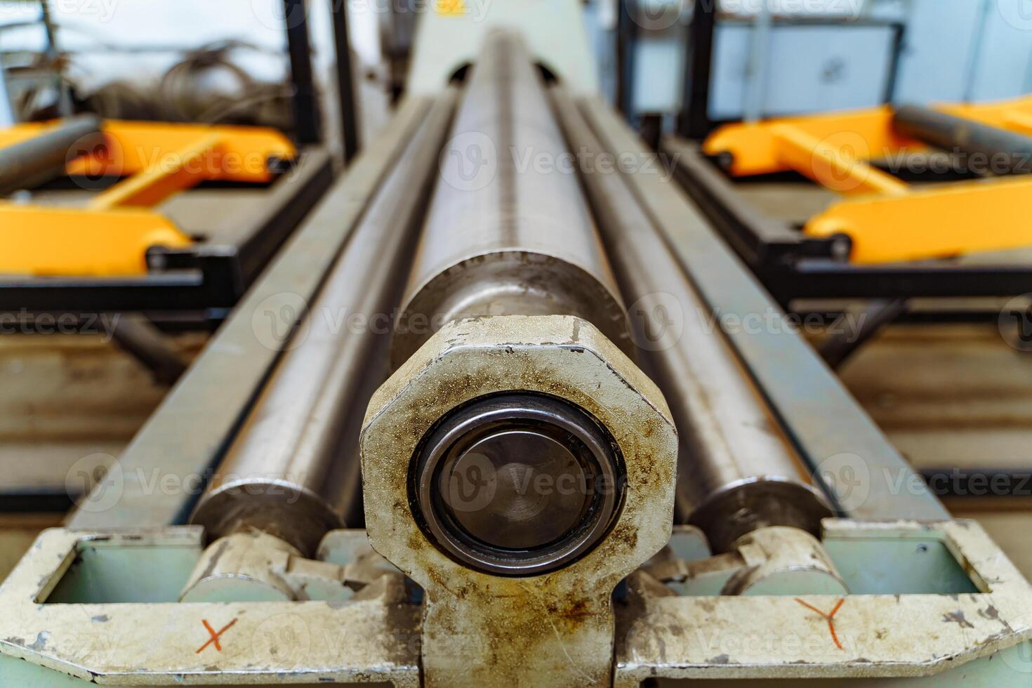 acciaio metallo taglio macchina di cnc tornio nel officina. industriale attrezzatura per taglio metallo dentro il pianta. avvicinamento foto