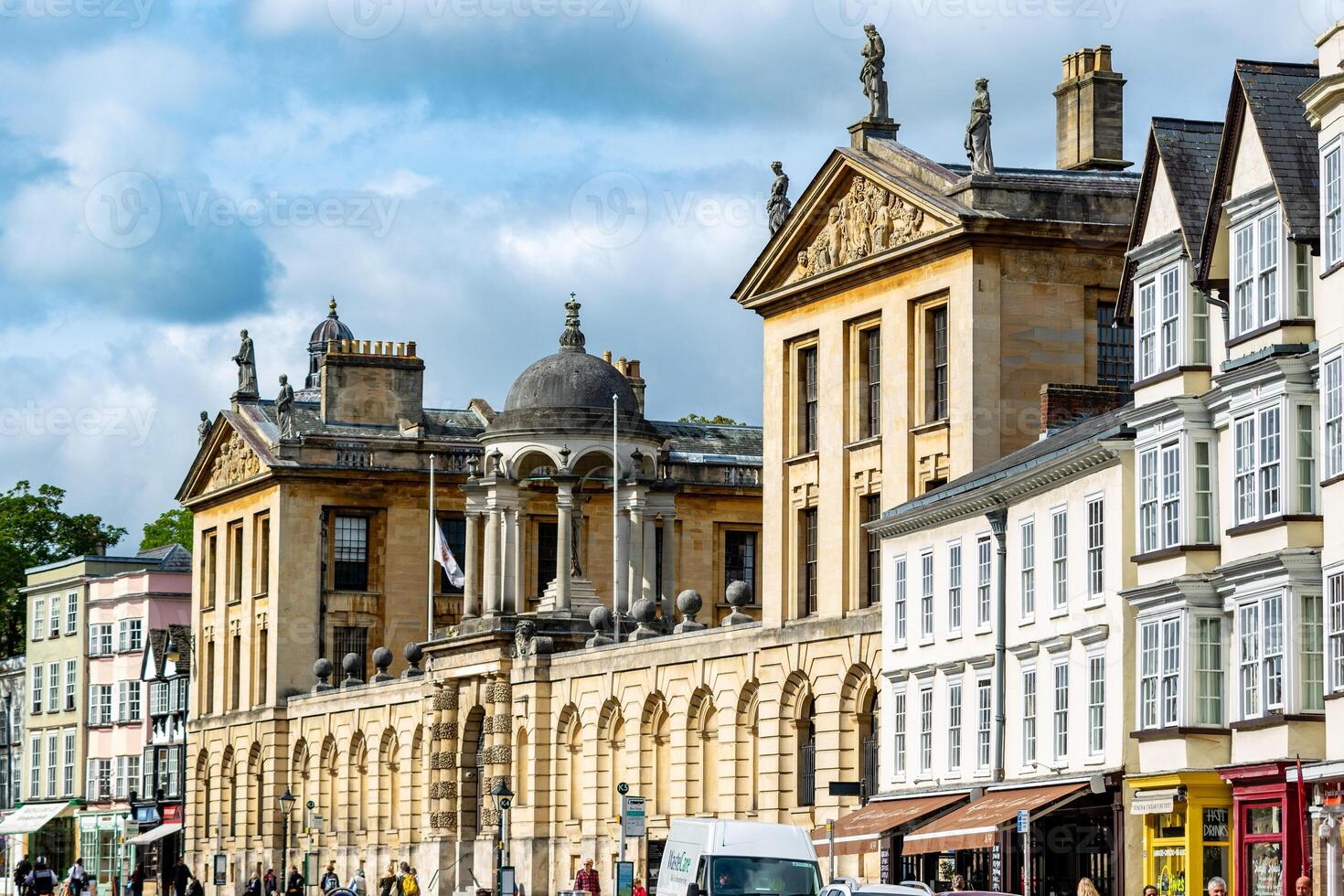 storico europeo città strada con classico architettura e vivace pedoni sotto un' blu cielo con nuvole nel Oxford, Inghilterra. foto