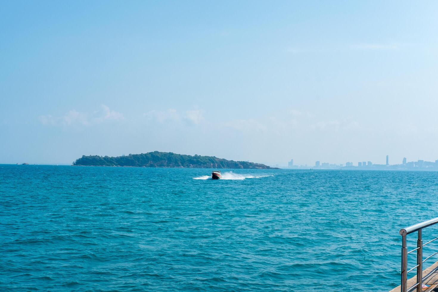 paesaggio marino con velocità Barche In arrivo per il molo, indietro Visualizza di Pattaya città, Tailandia foto