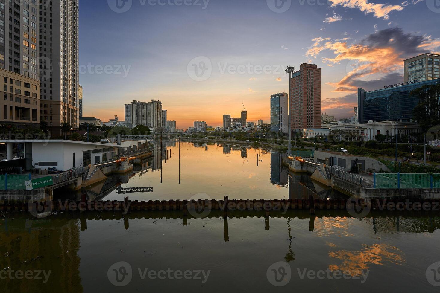 ho chi minh città nel tramonto. ho chi minh città è il uno di il sviluppato città nel Vietnam. viaggio concetto foto