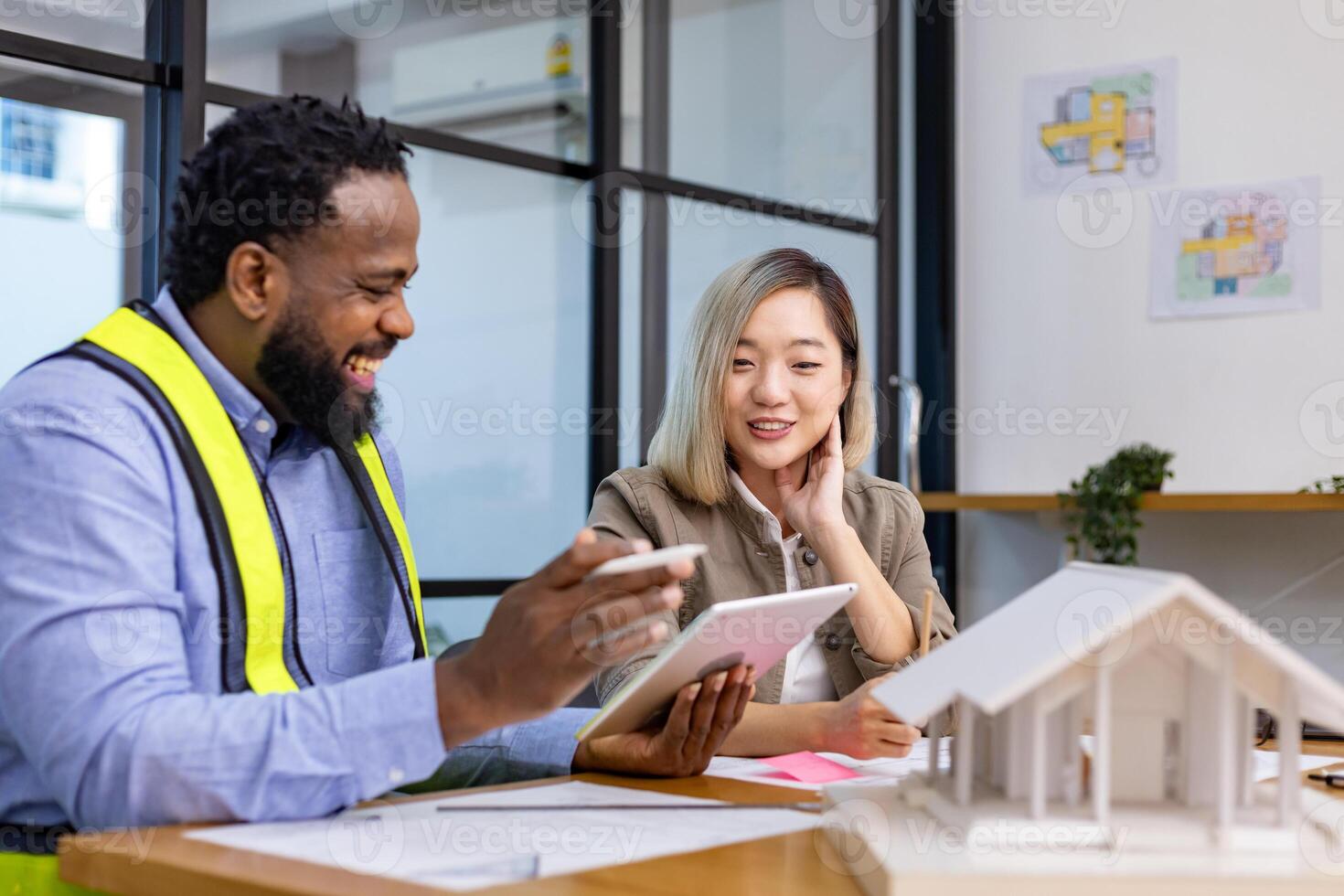 squadra di architettura e ingegneri siamo discutere e di brainstorming su pavimento Piano su pulito energia e energia Salvataggio Casa design utilizzando solare pannello per verde industria e futuristico casa sviluppo foto