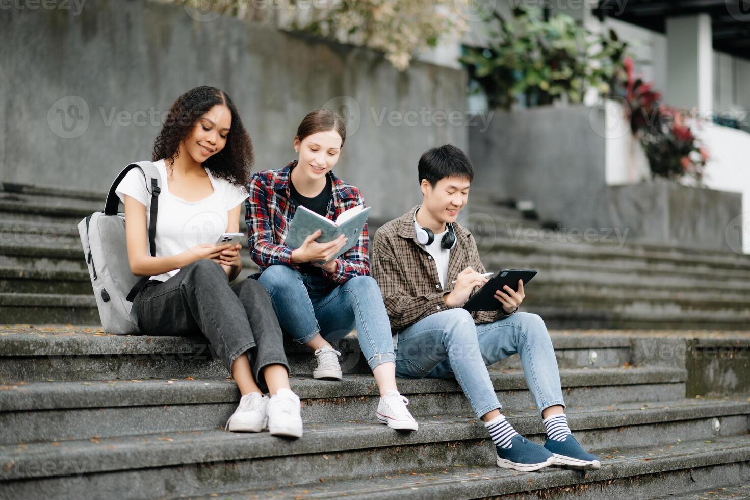 giovane Università studenti e un' femmina alunno gruppo opera a il città universitaria parco foto