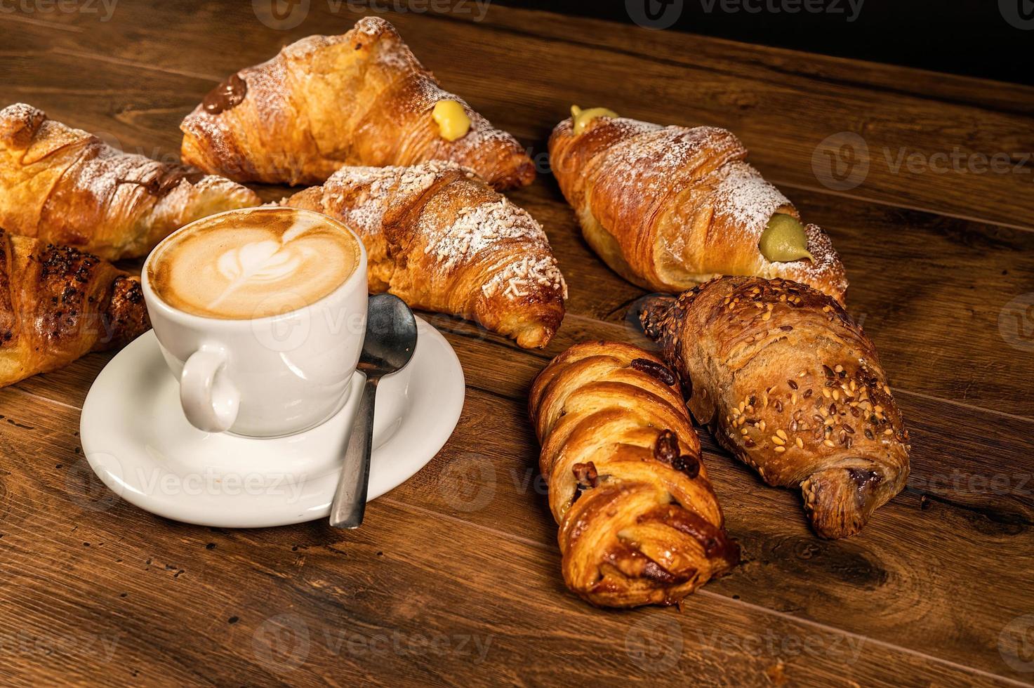 croissant dolci con panna e cappuccino foto