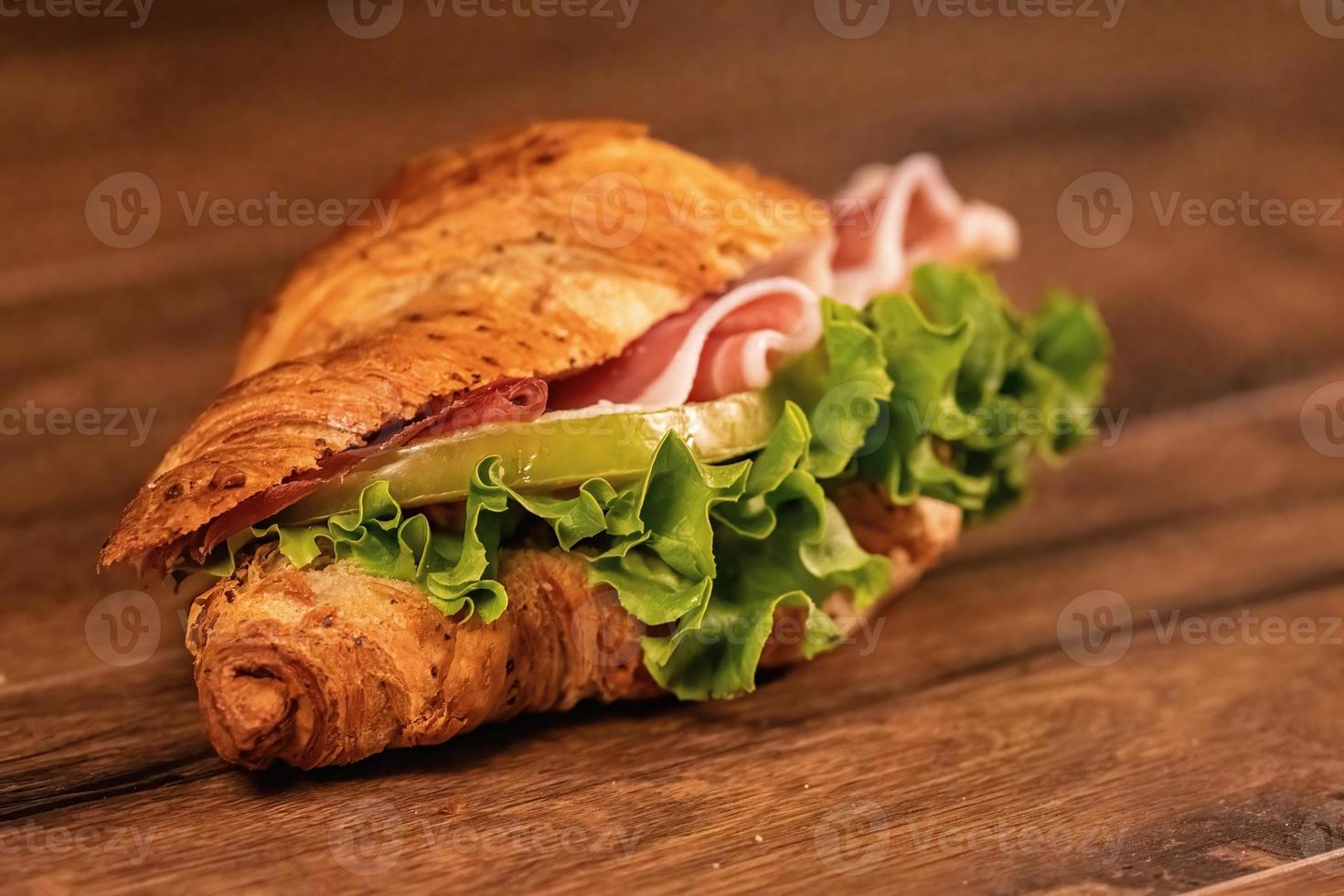 panino con salame e verdure foto