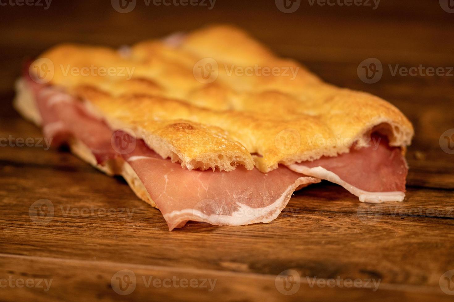 focaccia farcita con affettati e verdure foto