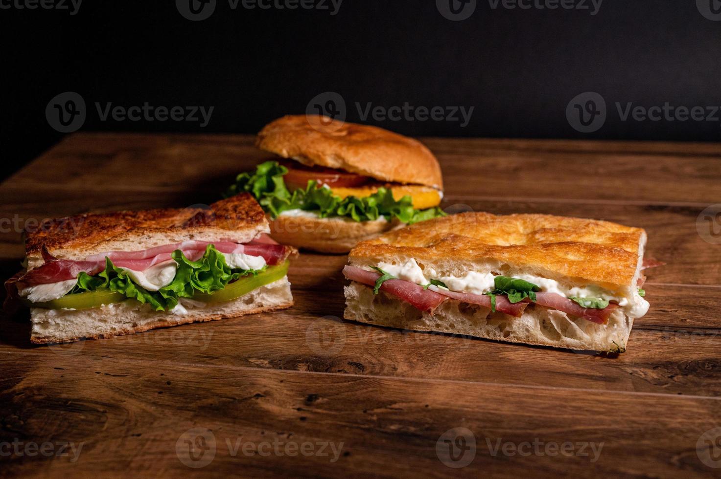 composizione di panini con salame e verdure foto