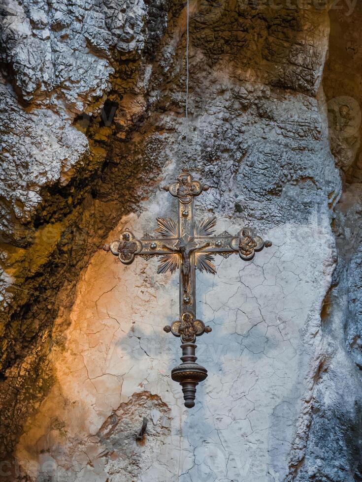 crocifisso sospeso dentro un' grotta foto