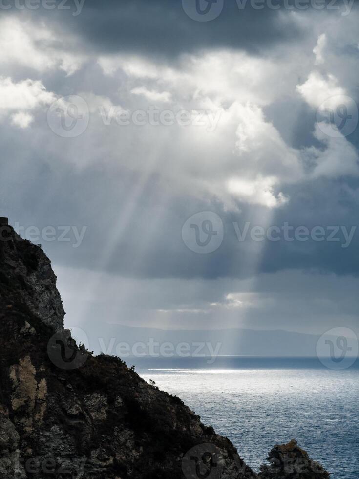 travi di sole colpire il oceano foto