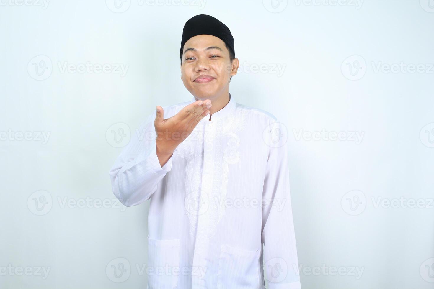 asiatico musulmano uomo lieta inalare gustoso cibo nel eid mubarak celebrazione isolato su bianca sfondo foto