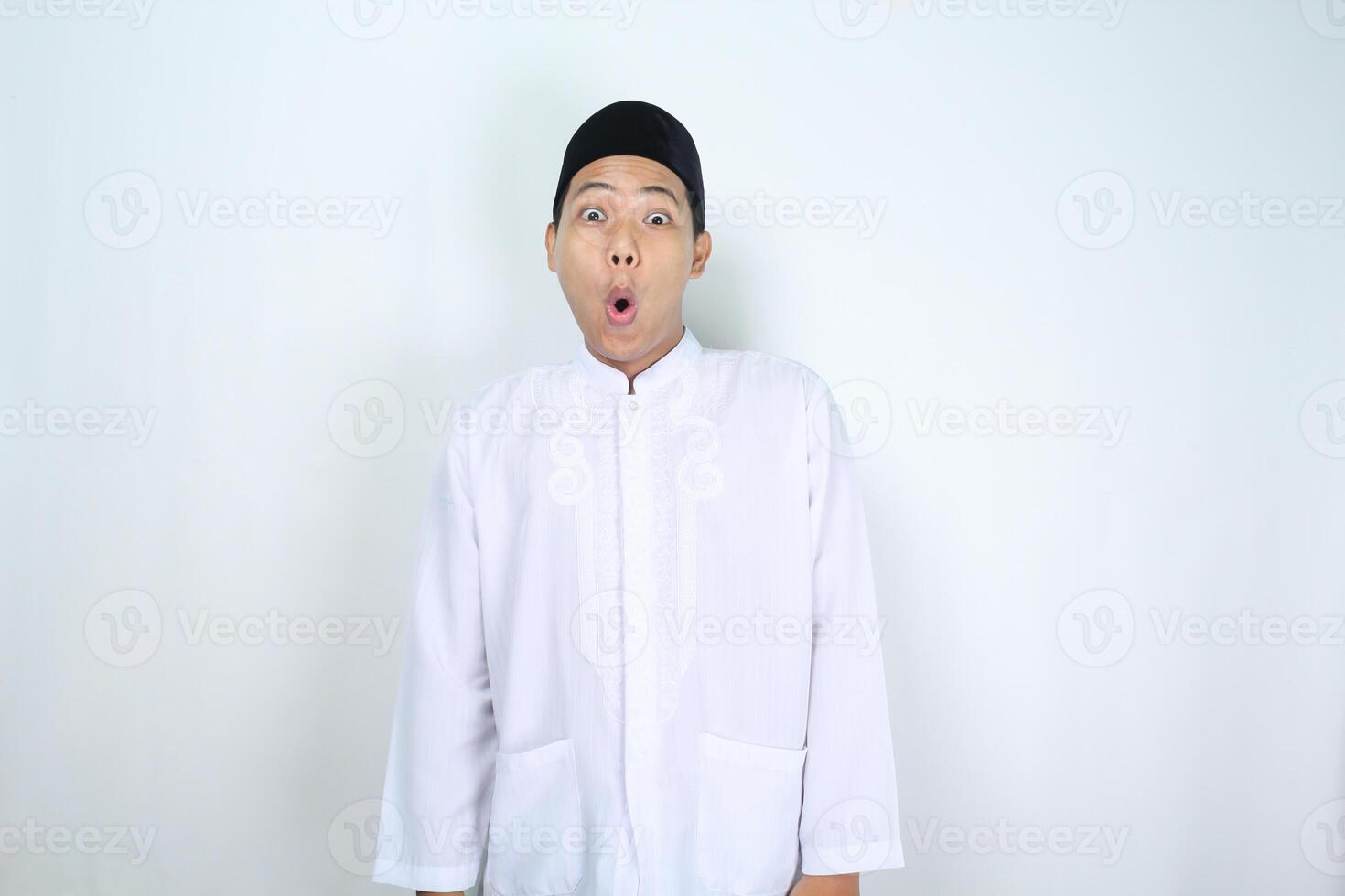 scioccato asiatico uomo musulmano in piedi su isolato bianca sfondo foto