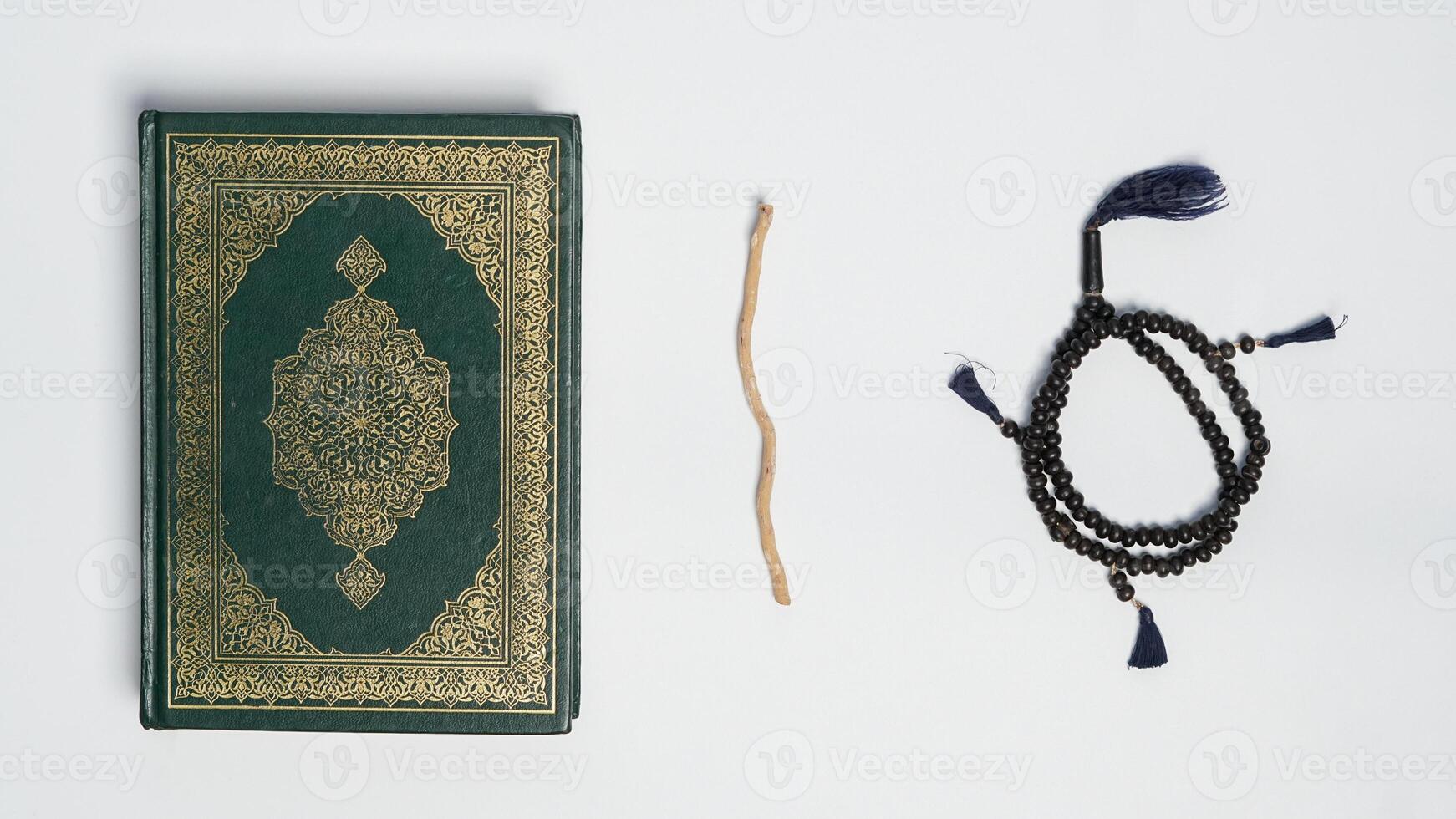 musulmano preghiera attrezzatura su bianca sfondo foto