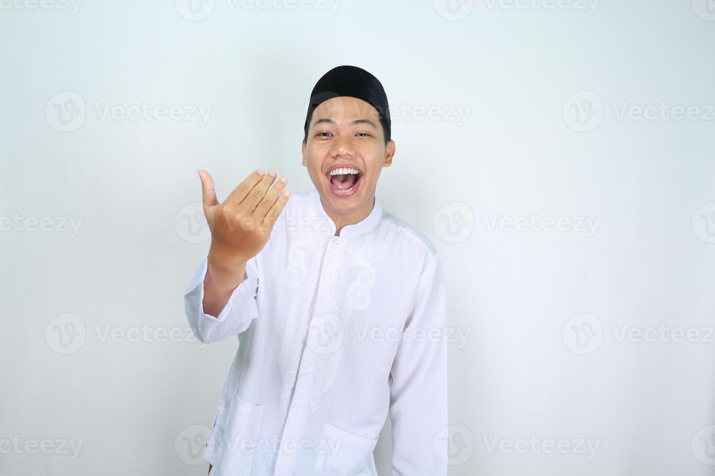 asiatico uomo musulmano isolato su bianca sfondo mostrare invitante gesto con urlare foto