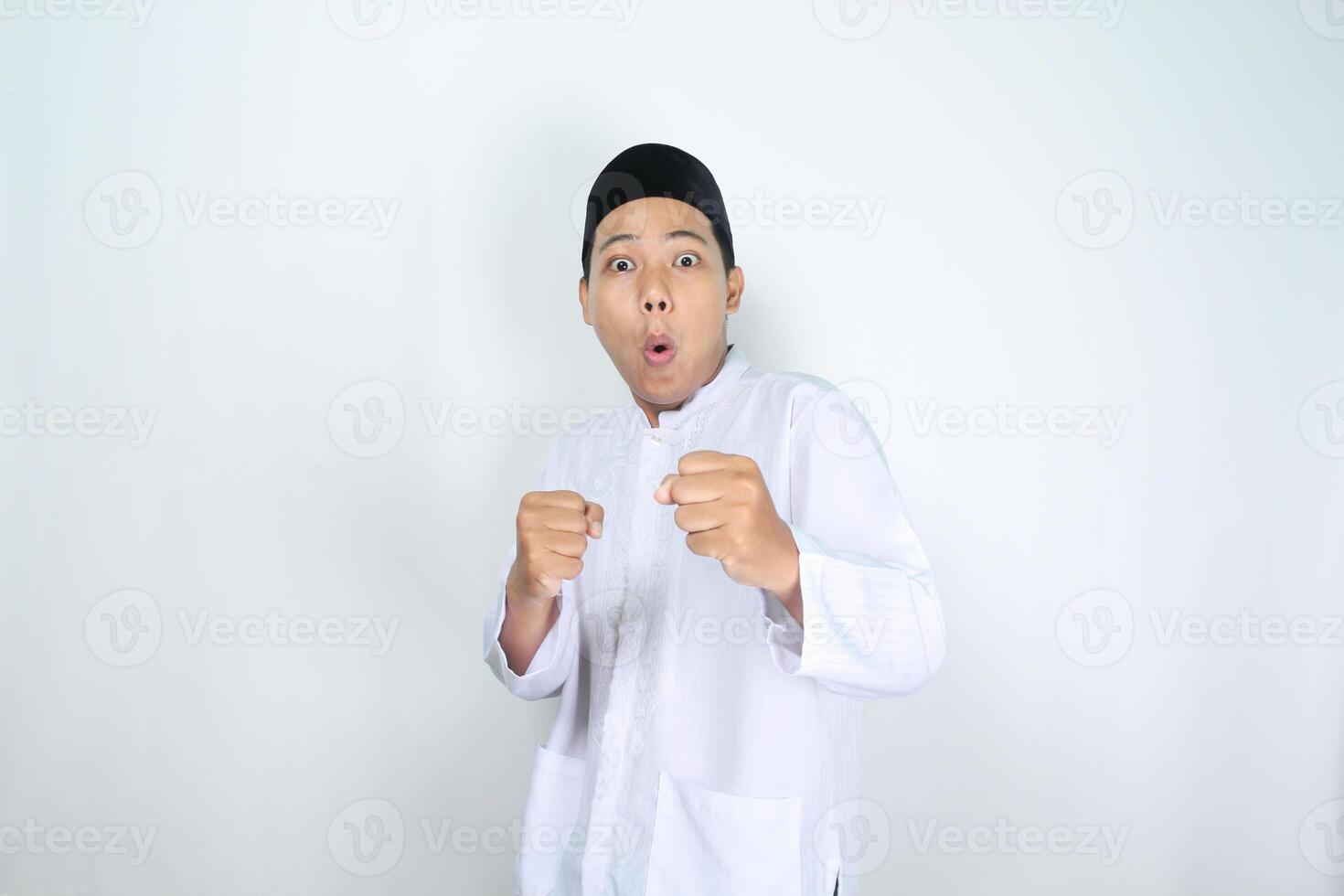 musulmano uomo asiatico isolato su bianca sfondo posa combattente gesto con scioccato espressione foto