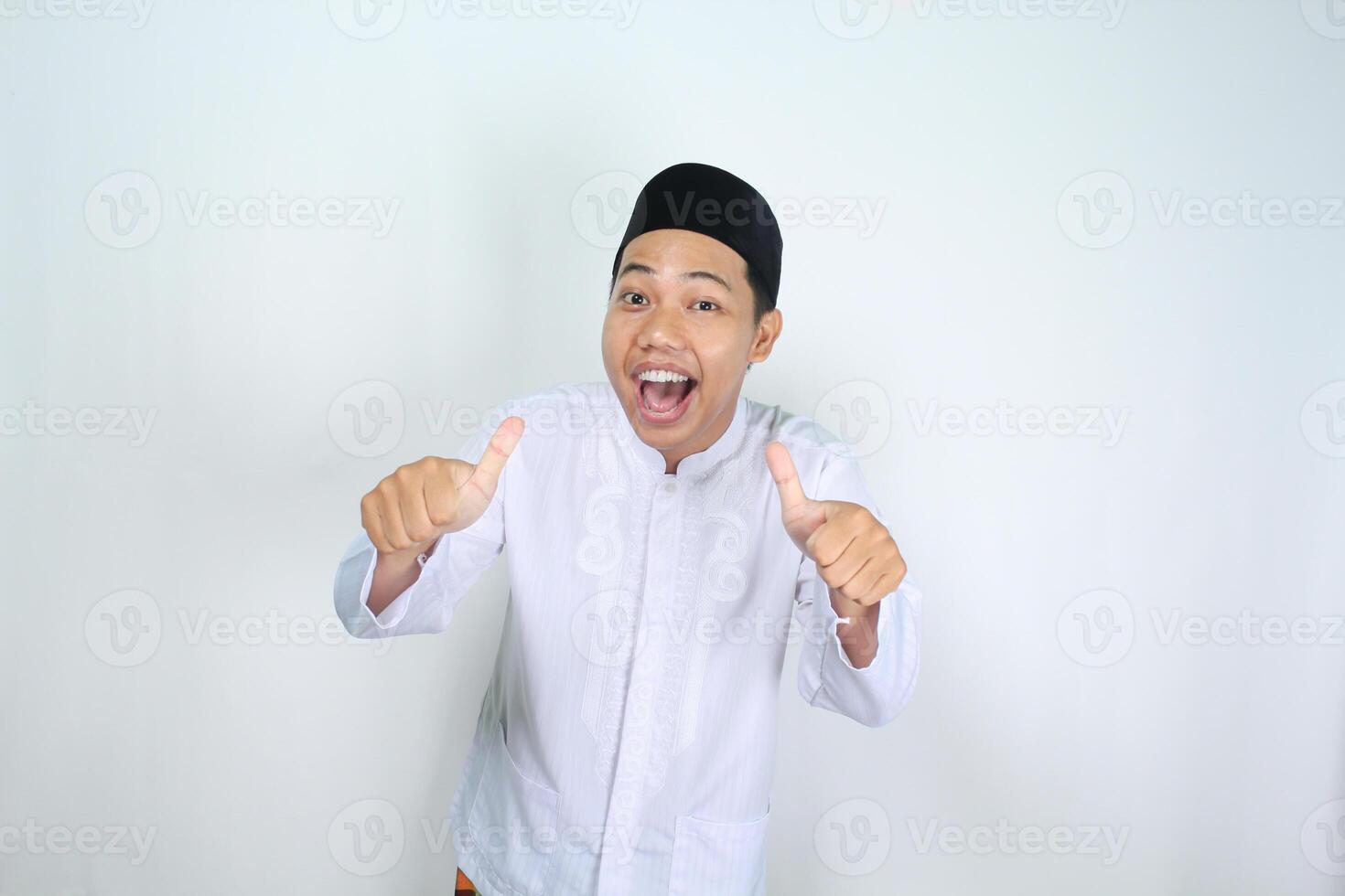 allegro musulmano asiatico uomo urlando mentre dando pollice su isolato su bianca sfondo foto