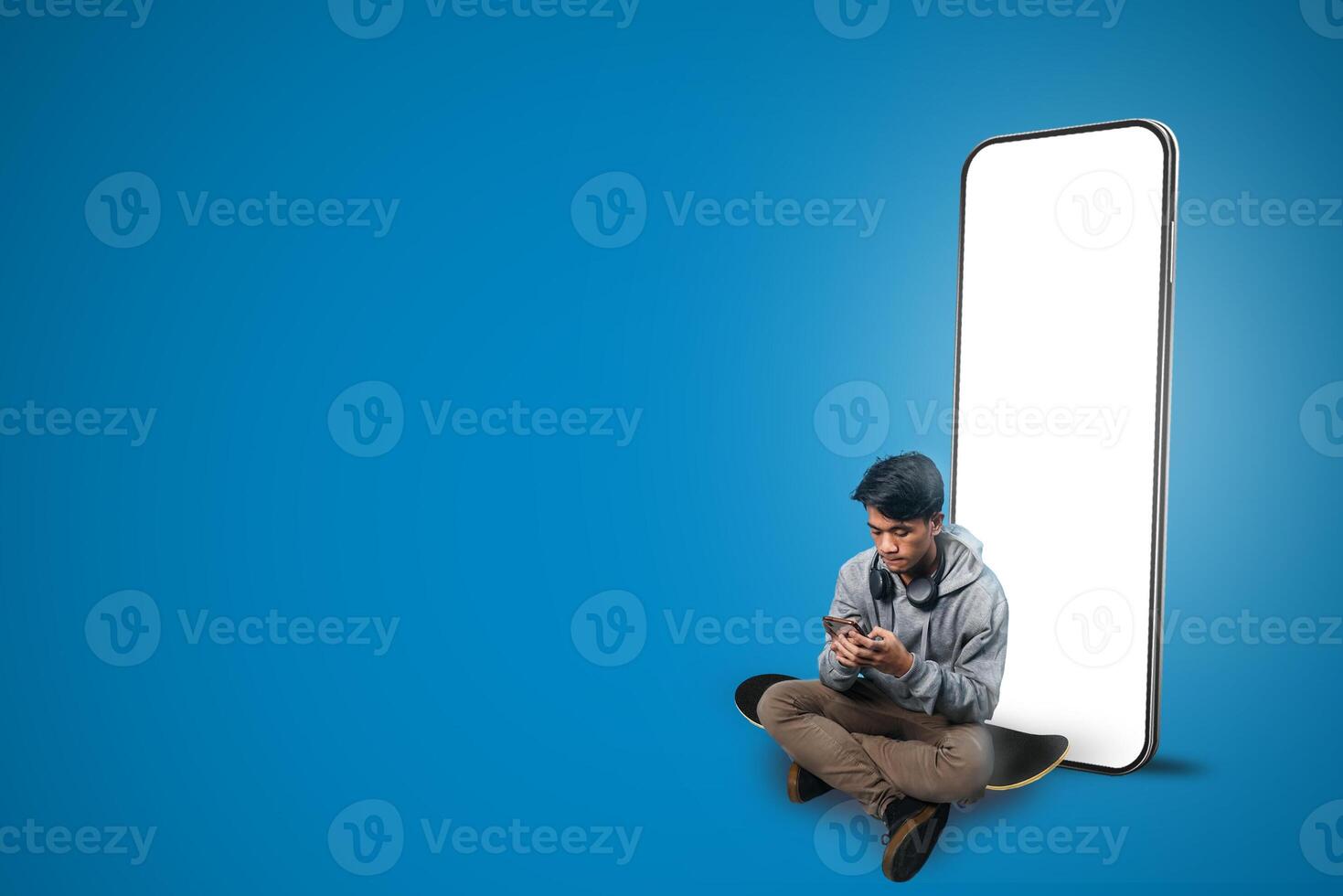 un' alunno è seduta con un' grande schermo smartphone su un' blu sfondo foto