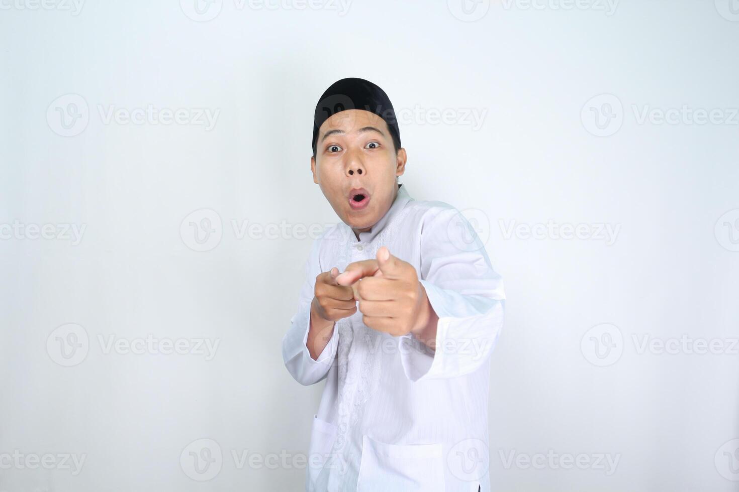 scioccato asiatico uomo musulmano puntamento inoltrare per telecamera isolato su bianca sfondo foto