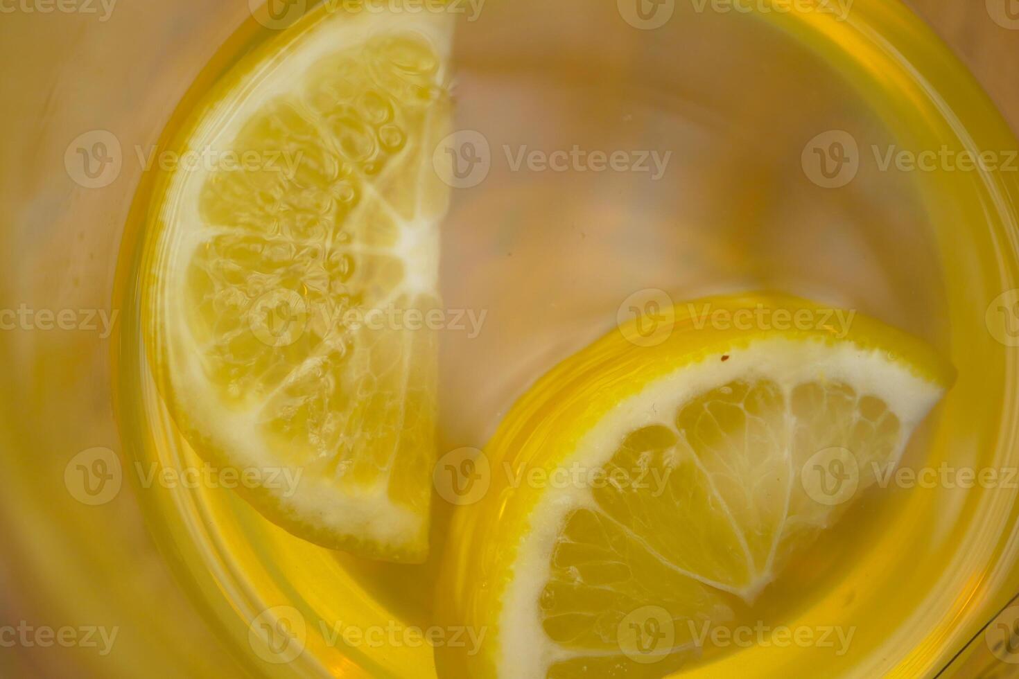 superiore Visualizza di Limone tè scrosciante nel un' tazza foto