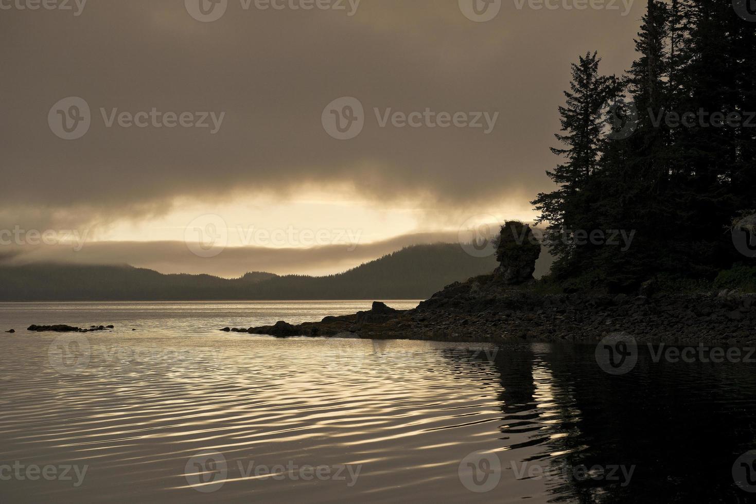 alba, baia piacevole, isola dell'ammiragliato, alaska foto