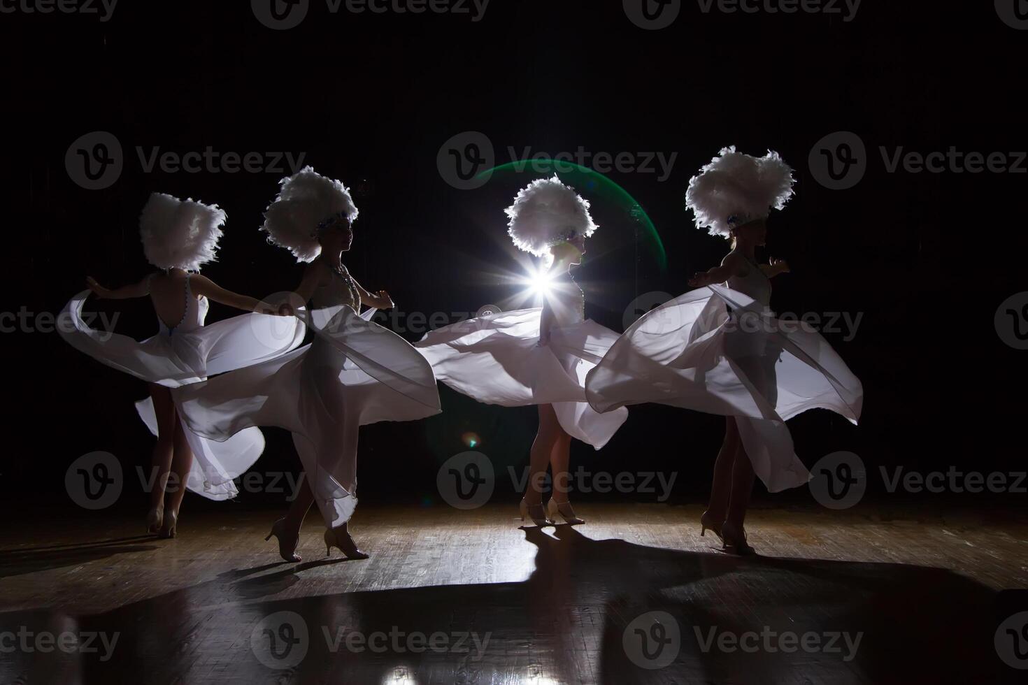 cabaret.girls danza varietà mostrare. ballerini nel bianca vestiti eseguire moderno danza cabaret foto