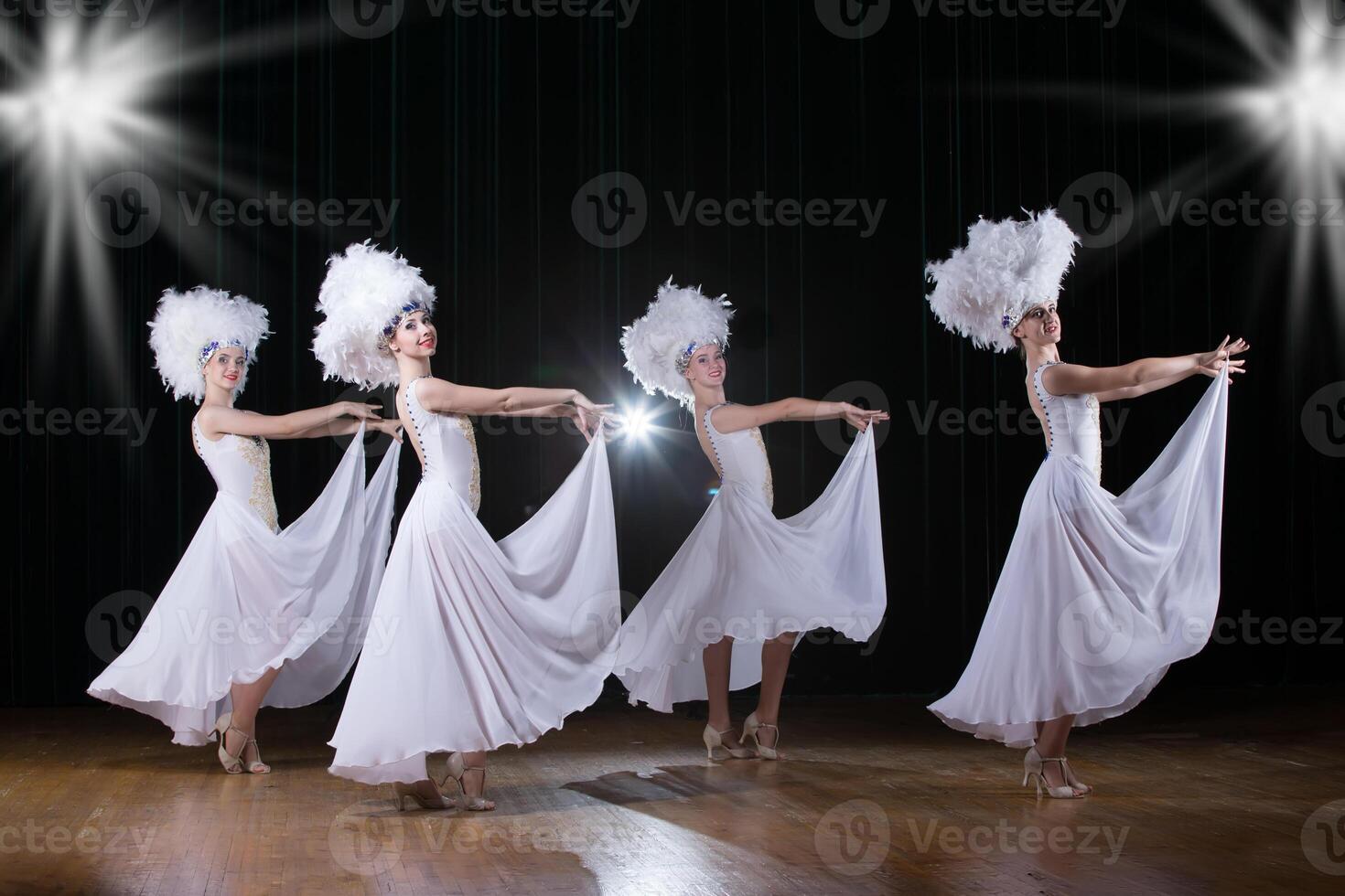 cabaret.girls danza varietà mostrare. ballerini nel bianca vestiti eseguire moderno danza cabaret foto