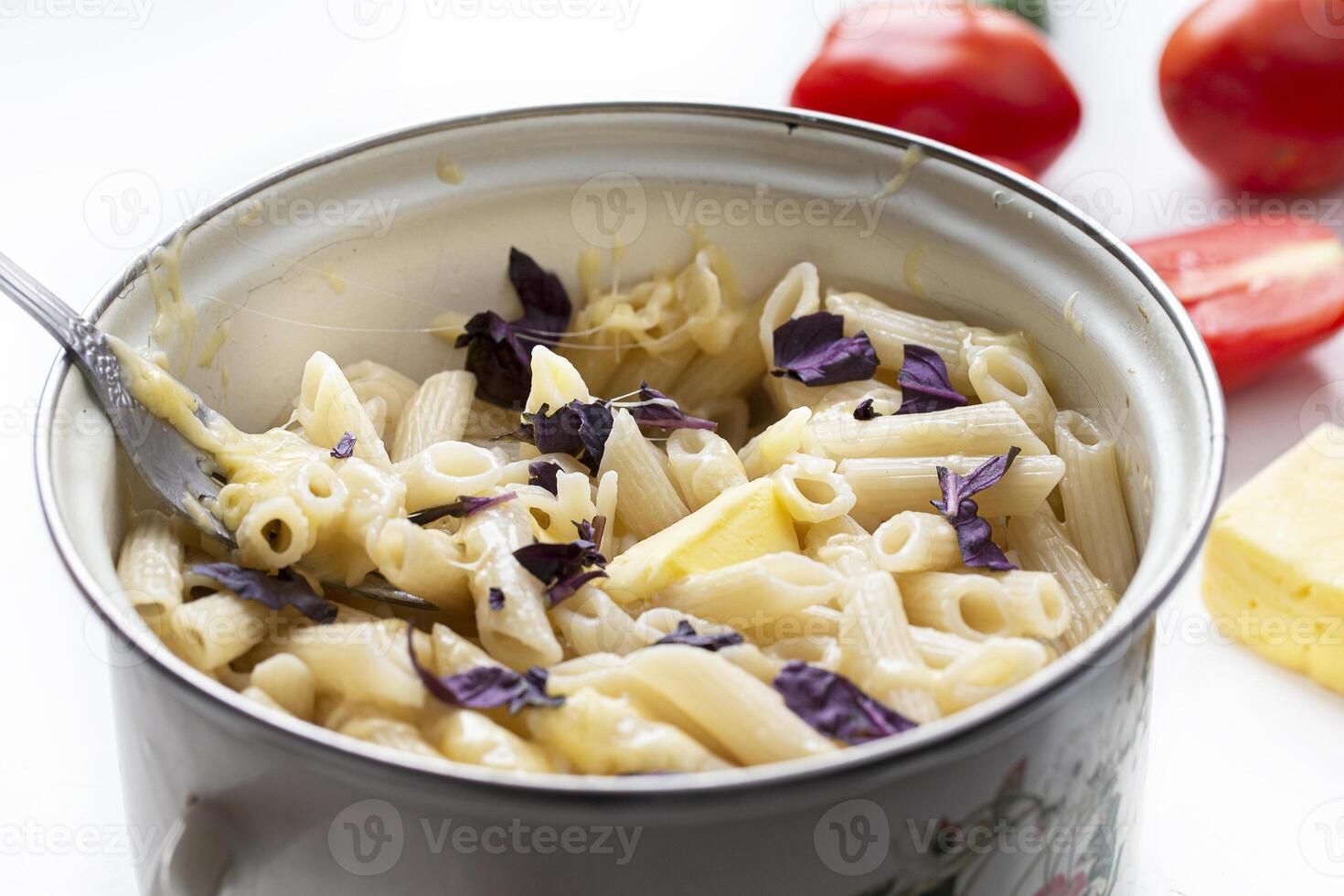 maccheroni nel un' padella con formaggio e erbe aromatiche avvicinamento foto