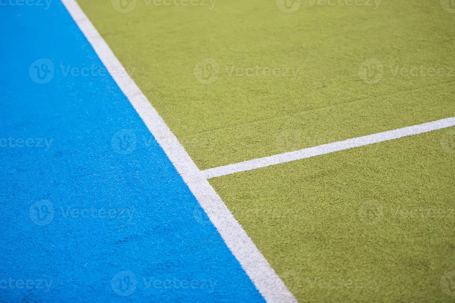 gli sport erba verde e blu con un' bianca stripe.sports campo sfondo foto