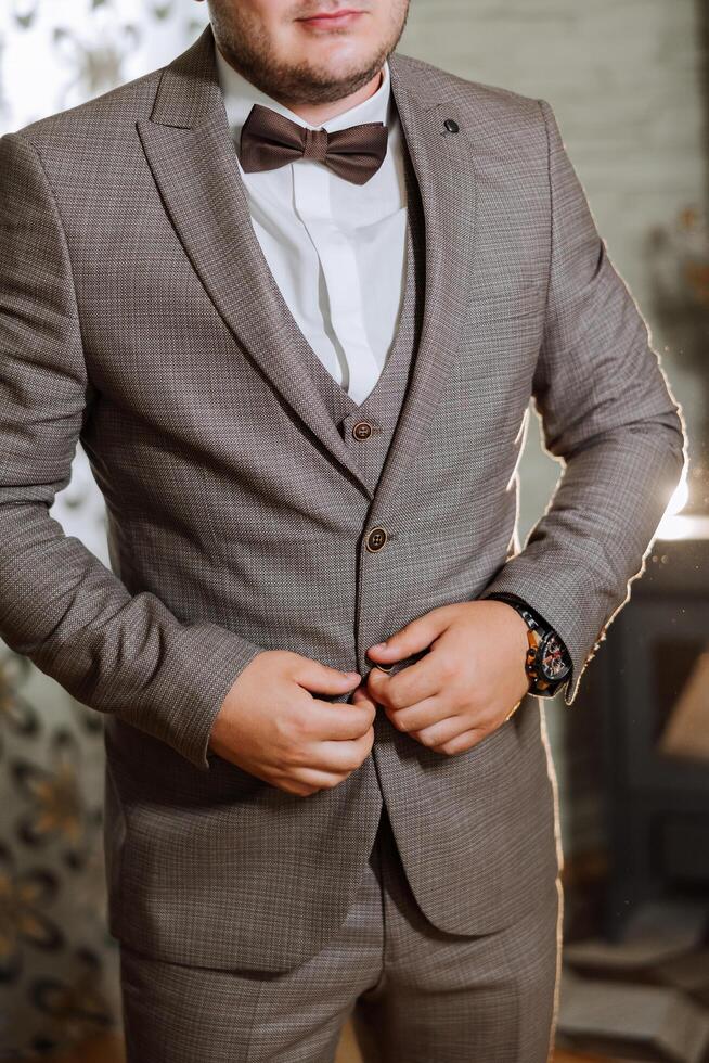 uomo si allaccia il pulsanti. il sposo nel un' completo da uomo. vicino su. uomo è abbottonatura il suo veste. Perfetto per il ultimo dettaglio. moderno uomo d'affari. foto