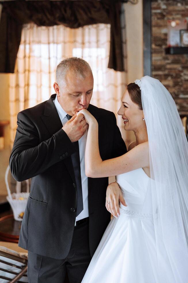 un' bellissimo sposa con sua padre su sua nozze giorno. il migliore momenti di il nozze giorno. figlia e padre. foto