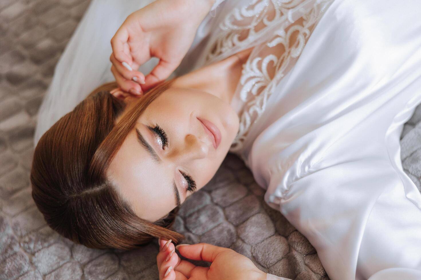 un' bellissimo giovane sposa ragazza è dire bugie nel un' bellissimo veste. mattina di il sposa prima il nozze cerimonia. foto