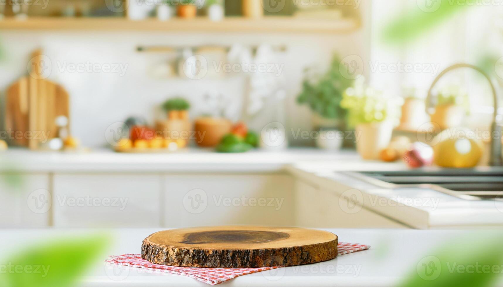 legna tavolo superiore su sfocato cucina sfondo. può essere Usato finto su per montaggio prodotti Schermo o design disposizione foto
