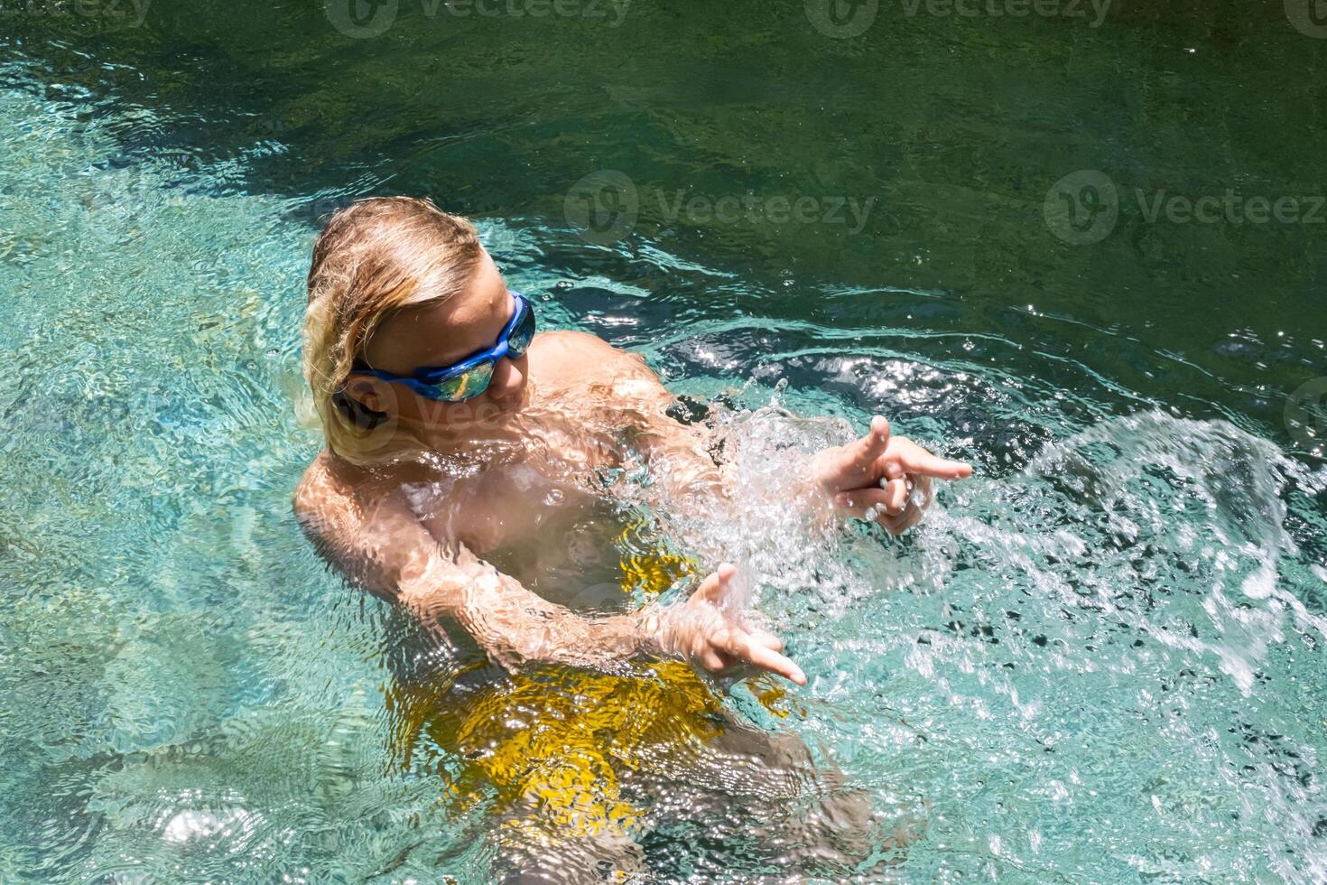 adolescente ha divertimento nel il piscina su vacanza. foto